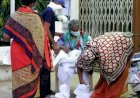 मरीजो को खुले में सड़क पर पहनाई जा रही पीपीई किट, कोविड प्रोटोकाल की हो रही अनदेखी