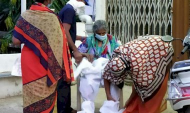 मरीजो को खुले में सड़क पर पहनाई जा रही पीपीई किट, कोविड प्रोटोकाल की हो रही अनदेखी