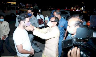 सीएम शिवराज राजधानी की सड़कों पर निकले, लोगों को अपने हाथों से पहनाया मास्क
